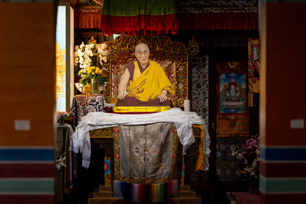 Auf diesem Platz sitzt der Dalai Lama, wenn er in Rikon ist. In seiner Abwesenheit sitzt ein Platzhalter im Gebetsraum. Auf diesem Platz sitzt der Dalai Lama, wenn er in Rikon ist. In seiner Abwesenheit sitzt ein Platzhalter im Gebetsraum.